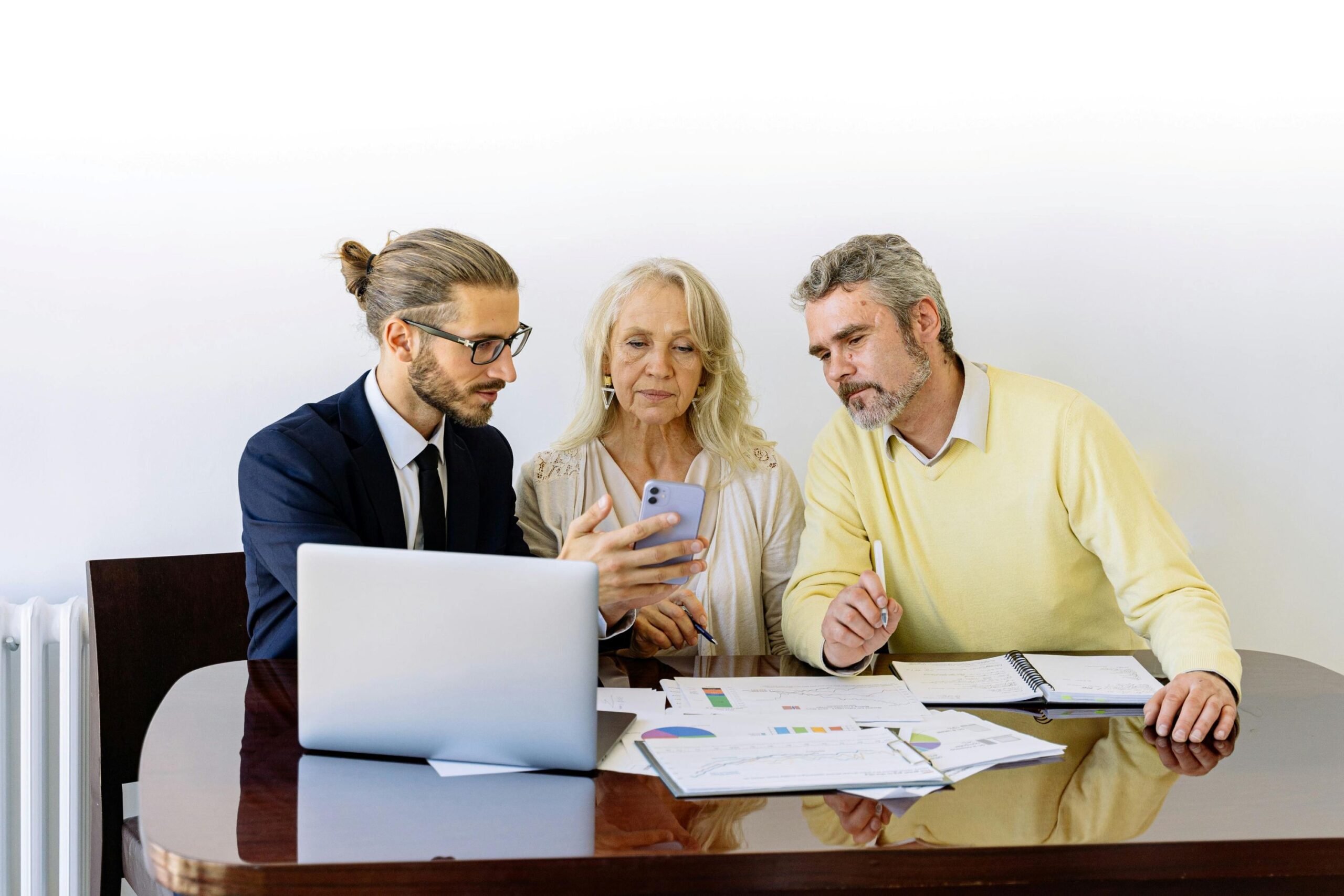 couple talking with broker: Melbourne mortgage broker help homeowners with refinancing.