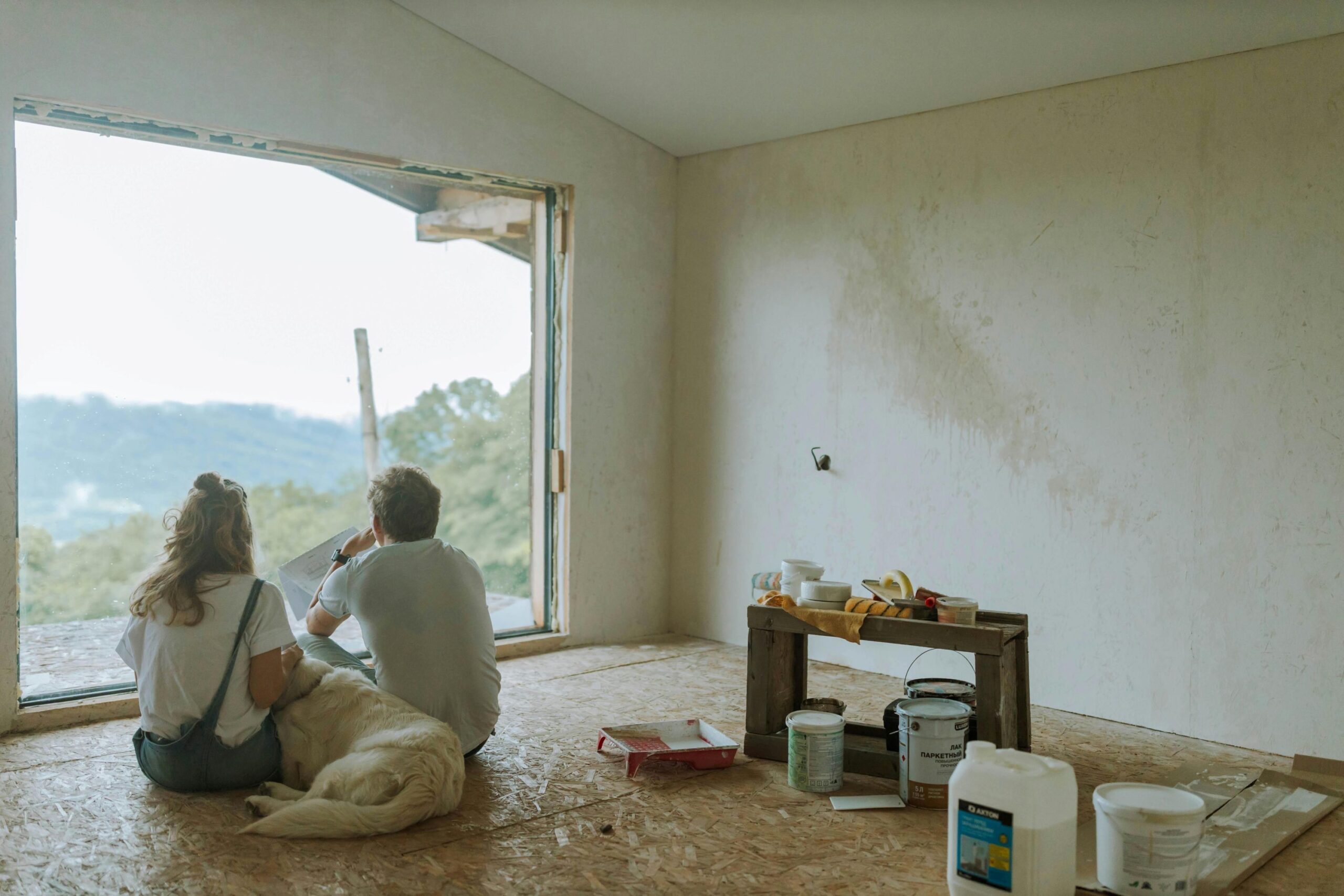 couple renovating house: Melbourne mortgage brokers help homeowners with renovation loans.