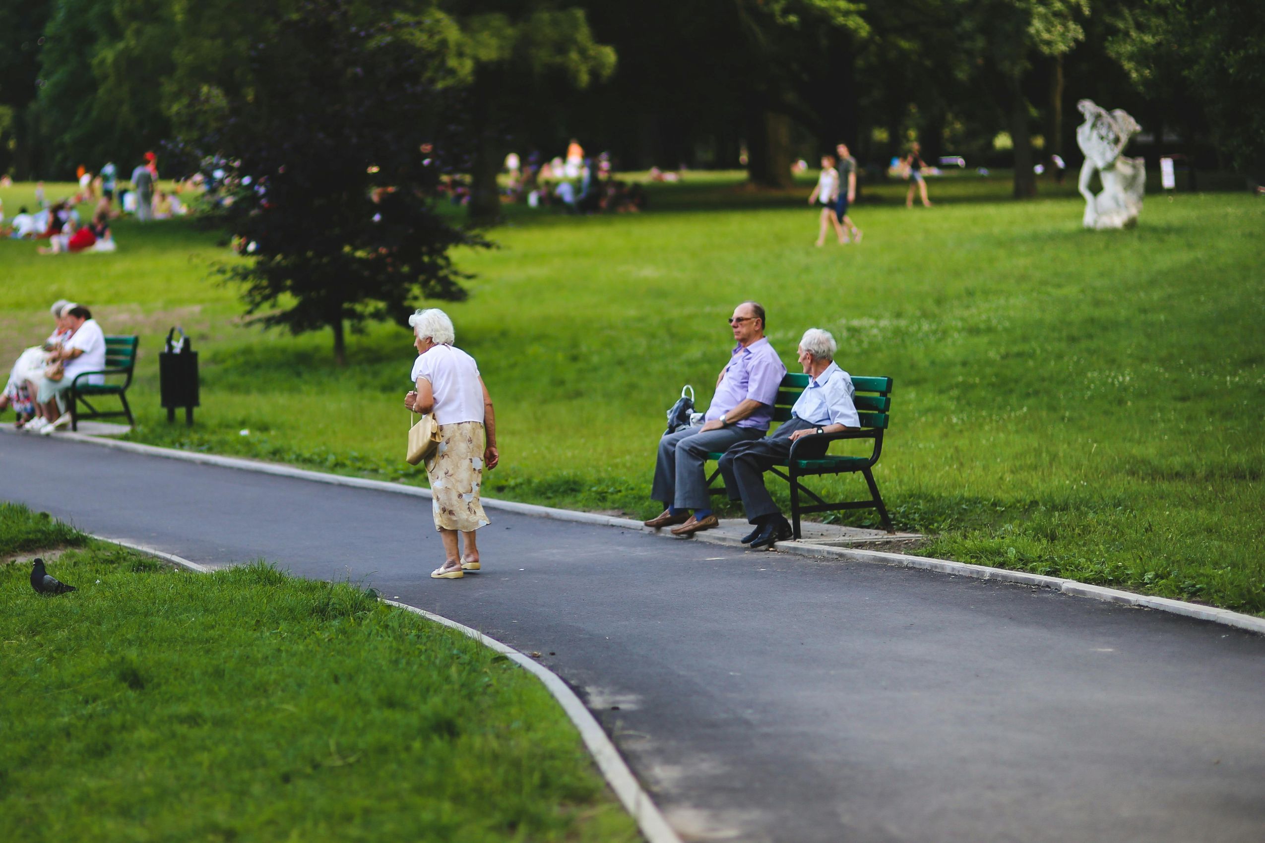 retirees in a park: Melbourne mortgage brokers help retirees with home loans to buy into best melbourne suburbs for retirees.