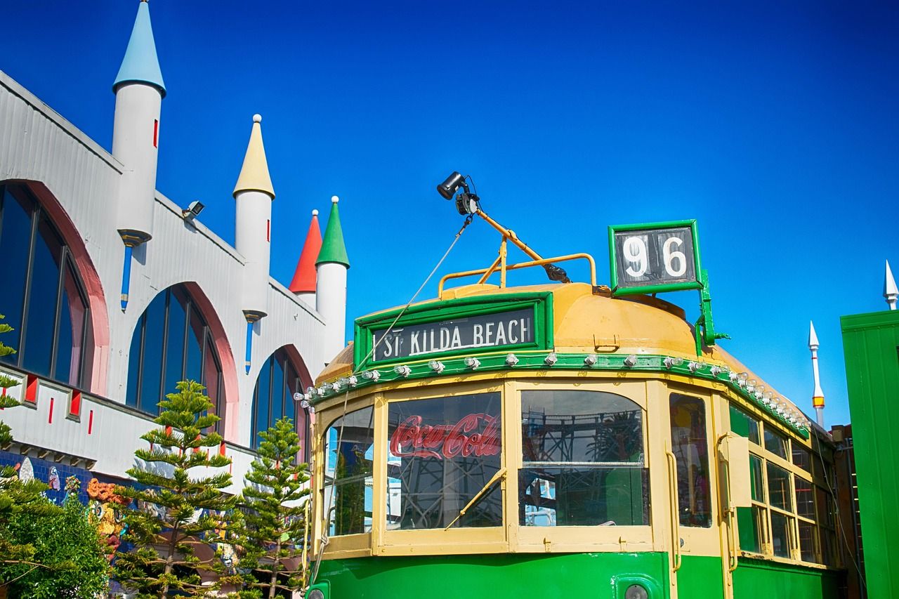 image of st kilda beach tram: melbourne mortgage brokers help first homebuyers in st kilda to live near st kilda attractions.
