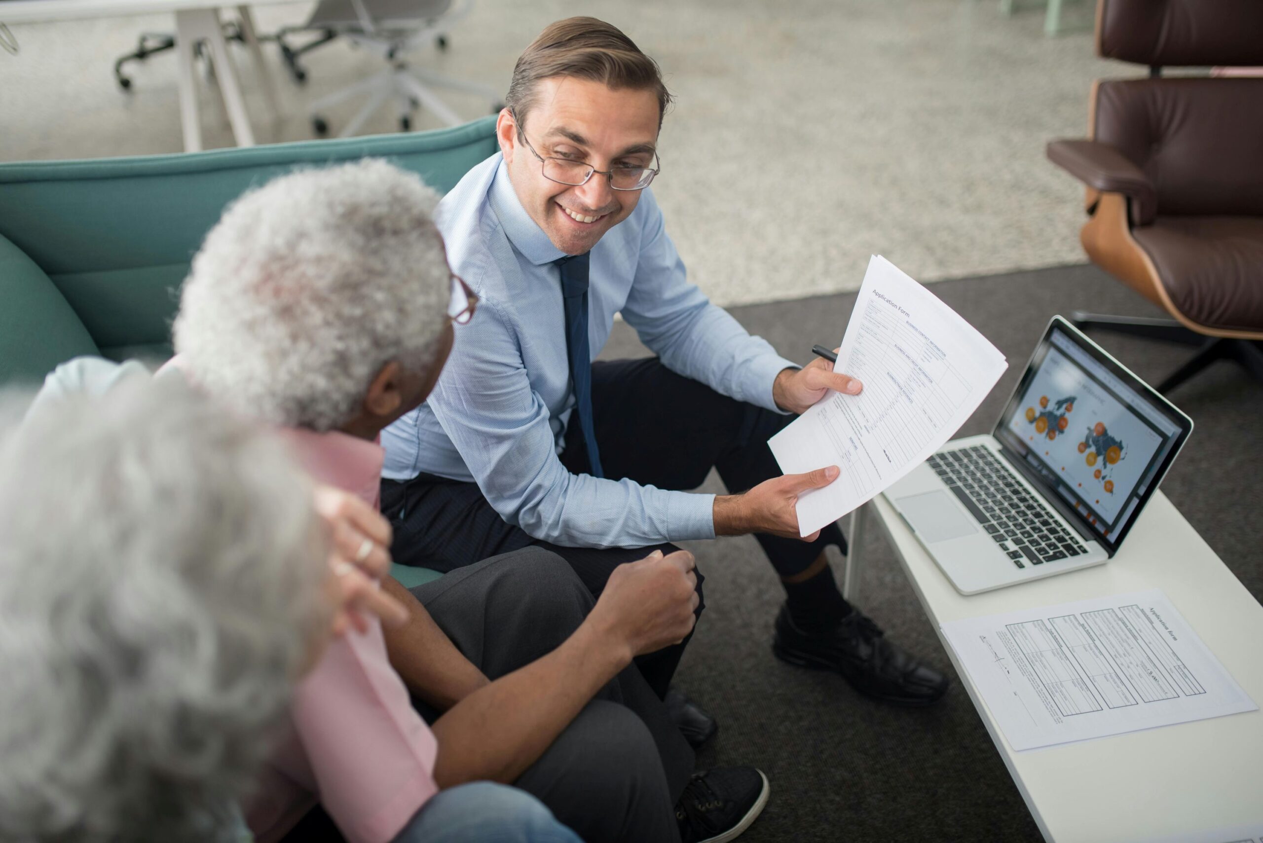 A male agent in discussion with a couple.